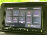 目的地検索や周辺検索、電話番号入力など、画面から選べる項目が並びます。行き先の設定や検索履歴の確認にも使え、日々の移動をサポートする便利な装備です。