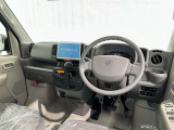 運転席まわりです。 各操作スイッチは使いやすい位置に配置されてます。