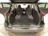 ラゲッジも広く使いやすいトランクは、開口部も広く荷物の積み下ろしもしやすいお車となっております。リアシートの背もたれは6:4の割合で分割して可倒できるので、長いお荷物などを載せることもできます。