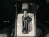 「e:HEV」搭載車です。日常シーンのほとんどをモーターで走行し、高速クルージングなどモーターよりもエンジンの方が効率が良い領域はエンジンで走行、あらゆる領域で優れた燃費走行を実現します。