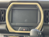 センターにまとまった画面は、運転席から位置を確認しやすい配置です。周辺のボタンも見つけやすく、走行中に視線を大きく動かさず扱いやすいレイアウトです。