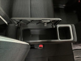 ベンチシート形状で足元も含め広々ゆったり座っていただけます。運転席側に装備してますセンターコンソールボックスを利用頂くとセパレートしてリラックス、ベンチにして開放的に2タイプお好みに合わせ使えます。