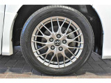 純正16インチアルミ、タイヤサイズは205/55R16です。