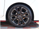 自社工場を3拠点完備しております。重整備やカスタムを始め、ご購入後のお車のメンテナンスも弊社にお任せください。