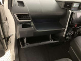 グローブボックスは余裕のある広さです!メンテナンスノートや車検証、ちょっとしたメモと筆記用具等を入れておくとあればもしもの時にも便利ですね。