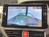 リバースギアに入れるだけで後方の表示へ切り替わります。夜間や雨の日の駐車も楽になりますよ。