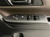 【運転席ドアスイッチ回り】パワーウィンドー[ロック機構]・電動格納式リモコンドアミラースイッチがまとまっているので操作しやすいです。