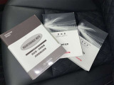 メンテナンスノート、取扱説明書です。 その車の整備記録が事細やかに記録されています。 車が生まれてから今までどのような道を歩んできたのか判るとても重要な物ですよ。