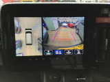 360&deg;ビューモニターでは前後左右4つのカメラ映像をさまざまな走行状況に応じて切り替えてセンターディスプレイに表示することで、駐車時や狭い道でのすれ違い時、見通しの悪い交差点進入時でも安心感を高めます