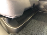 【後席足元収納】置き場所に困る傘や置き靴は、リアシートの下にすっきりと収納出来ます!
