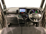 車内は光触媒抗菌消臭施工済です。スタイリッシュなデザインでスポーティなインパネ周りを演出します。グローブボックスやカップホルダーのほかにトレーなどたくさんの収納スペースが付いています。