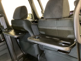 運転席・助手席の背もたれには、2列目シート用にカップホルダー付きの「格納式のシートバックテーブル」を装備しています。休憩時のちょっとした時間などカップを置いたり、小物置きに使えて便利です。