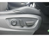【パワーシート】無段階でシートポジションの調整が可能です。運転しやすいベストポジションを見つけて、快適なドライブを楽しんでください。