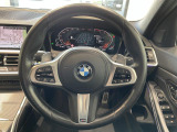 BMWのステアリングのリムは、一般的なものより少し太めにデザインされています。 これはタイヤやステアリングシャフトなどを介して伝わる路面からの入力を、しっかりと把握するためです。