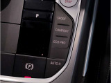 運転中にもオーディオの音量やFMの切り替えなどステアリングでの操作で切り替え可能なため、ステアリングから手を放す必要がない為、運転中でも操作が簡単でございます。