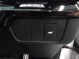 パワーテールゲートを搭載。運転席付近のスイッチ操作でテールゲートを電動開閉でき、荷物の積み降ろしもスムーズです。