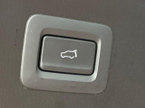 【パワーバックドア】スマートキーや運転席のボタンを押すだけでリアゲートが自動で開閉します!荷物を持っている時や、高い位置にあるバックドアを閉める際に便利な機能です♪