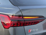 Audiのテールライトは、スタイリッシュで洗練されたデザインが特徴で、多くのモデルでLEDテールライトを採用しております。また、テールライトには動的ウィンカー機能が搭載されているモデルもあります。