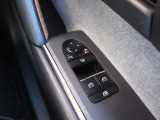 運転席の窓操作部分です。スイッチでミラーや窓の開閉が電動で行えます。