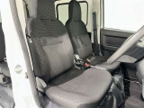 シンプルながら機能性あふれる運転席廻りです。視界性もよく、運転しやすいですよ。