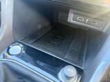 車内での充電やスマホ接続もスムーズです。最新のUSB Type-Cポートを完備しており、高速充電や安定したスマホ連携が可能です。