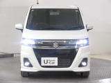 ハロゲンより明るく、より遠くまでさらなる安心感のあるLEDヘッドライトを採用。照射軸の上下方向を自動調整するオートレベリング機構、点灯忘れも防止できるオートライトコントロール機構付きです。
