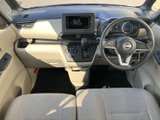 センター上部に画面を配置し、運転席から視線を移しやすいレイアウトです。周囲の操作部もまとまっており、日常の移動で使いやすい運転席まわりです。