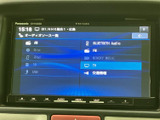 AMやFM、Bluetooth Audio、USBなど、複数の音源が一覧で表示されます。画面から選択肢を確認できるため、聴きたい音源を見つけやすく、毎日の移動中にも活用できます。