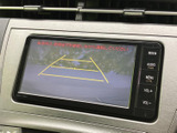 後方の映像に目安となるラインが表示され、駐車時の位置確認をサポートします。周囲を直接確認しながら活用でき、車庫入れや狭い場所での切り返しにも便利です。