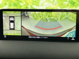 車両後方の映像と俯瞰表示を切り替えて確認でき、駐車時に周囲の状況を把握するのに役立ちます。画面上には目安のラインも表示され、バックでの駐車や狭い場所での取り回しをサポートします。