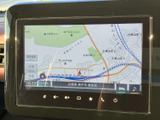 地図を画面いっぱいに表示でき、現在地や周辺の道路をひと目で把握しやすいのが魅力です。縮尺表示も確認できるため、目的地までのルート確認やお出かけに役立ちます。
