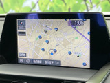 画面には周辺の道路や地名が表示され、現在地を確認しながら目的地までの道筋を把握できます。操作項目も画面下に並び、必要な情報を見つけやすい配置です。