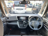 前方の視界が広く、運転席から周囲を確認しやすいレイアウトです。シートや足元は落ち着いた色合いでまとめられ、すっきりした印象。助手席側にも見通しが広がり、同乗者も過ごしやすい空間です。