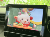 停車中にテレビ映像を楽しめる画面を備えています。画面には番組映像が表示され、車内で過ごす待ち時間にも活用できます。操作画面とは別に映像が表示され、見やすさにも配慮された装備です。
