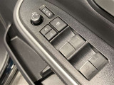全席に電動パワーウインドウを装備。乗員それぞれが快適に操作できます。