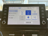 AM・FMラジオをはじめ、BluetoothやUSBなどの選択肢が画面上にまとまり、使いたい音源を確認しやすい表示です。ドライブ中の気分や用途に合わせて、音楽や情報を楽しめる装備です。