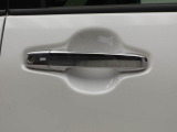 電子カードキーを携帯していれば、フロントドアハンドルのリクエストスイッチに触れるだけでドアを施錠・開錠できます。