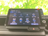 ナビやオーディオ、スマートフォン連携、時計などの項目が一覧で表示され、利用したい機能を確認しやすい画面です。目的に応じて選びやすく、日常使いに便利です。