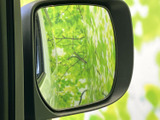 車内から確認しやすい位置にサイドミラーを備え、周囲の様子を把握する際に役立ちます。鏡面の視界は日常の運転時にも便利で、乗員の視点からも周辺を確認しやすい配置です。室内から扱いやすい位置にあります。