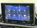 タッチ画面にはナビや電話、スマートフォン連携などのメニューが並び、目的に応じて選びやすい構成です。ホーム画面から機能を確認でき、日常の移動を便利に支えます。