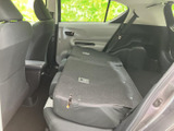 後席は背もたれを倒した状態で、荷室側へつながる空間を確保できます。座席まわりの窓から光が入り、乗員が過ごす場所と荷物を載せる場所を使い分けられる実用的な室内です。