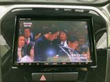 テレビ番組を画面で視聴できる装備です。映像を楽しみたいときは、安全のため車を停車させてからご利用ください。移動中の視聴を避け、休憩時間などにお役立ていただけます。
