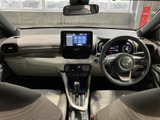 運転席から助手席まで見渡せる室内は、明るい色合いと落ち着いた内装色の組み合わせ。前方の視界も広く、乗り込んだ際に各席やセンターまわりを確認しやすい空間です。