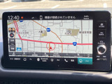 地図が画面に表示され、周辺の道路や現在地を確認しやすい画面構成です。目的地までの道順を調べる際にも役立ち、慣れない場所へのお出かけをサポートします。
