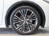 純正のアルミホイール装着車です。タイヤサイズは195/50R19です。