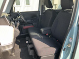 運転席まわりまで見渡しやすく、前席にはゆったりと座れるスペースが広がります。落ち着いた色調のシートとすっきりした足元で、毎日の乗り降りも自然に行えます。