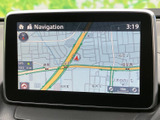 道路や周辺の地名を見渡せる地図表示で、現在地と周囲の道のつながりを確認できます。縮尺の目安も表示され、目的地までのルートを把握しながら移動したい方に便利です。