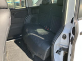 後席はベンチタイプで、複数の同乗者が並んで座れるレイアウトです。窓から自然光が入り、閉塞感を抑えた室内空間。座面や背もたれには柄があしらわれ、落ち着いた雰囲気でくつろげます。