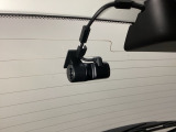 後方にもドライブレコーダーのカメラが付いています。前後両方でお車の周りを監視・記録いたします。