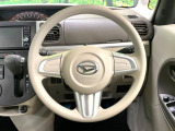 インテリアに合わせたデザインのステアリングは、運転される方のことも考え、運転しやすい形状、大きさです。是非一度、実際に触ってお確かめください。